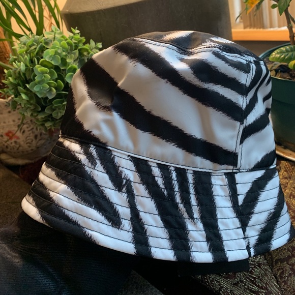 Authentic DOLCE & GABBANA ZEBRA PRINT DG LOGO BUCKET HAT - Picture 8 of 14